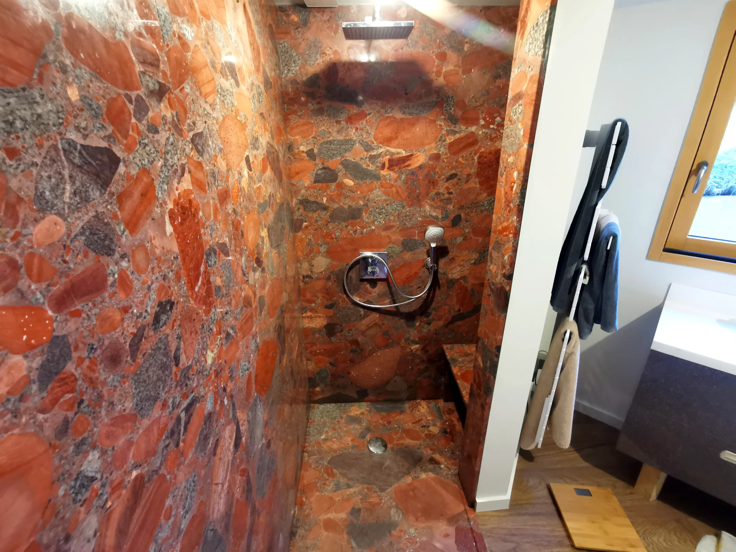 Douche habillée de marbre rouge veiné