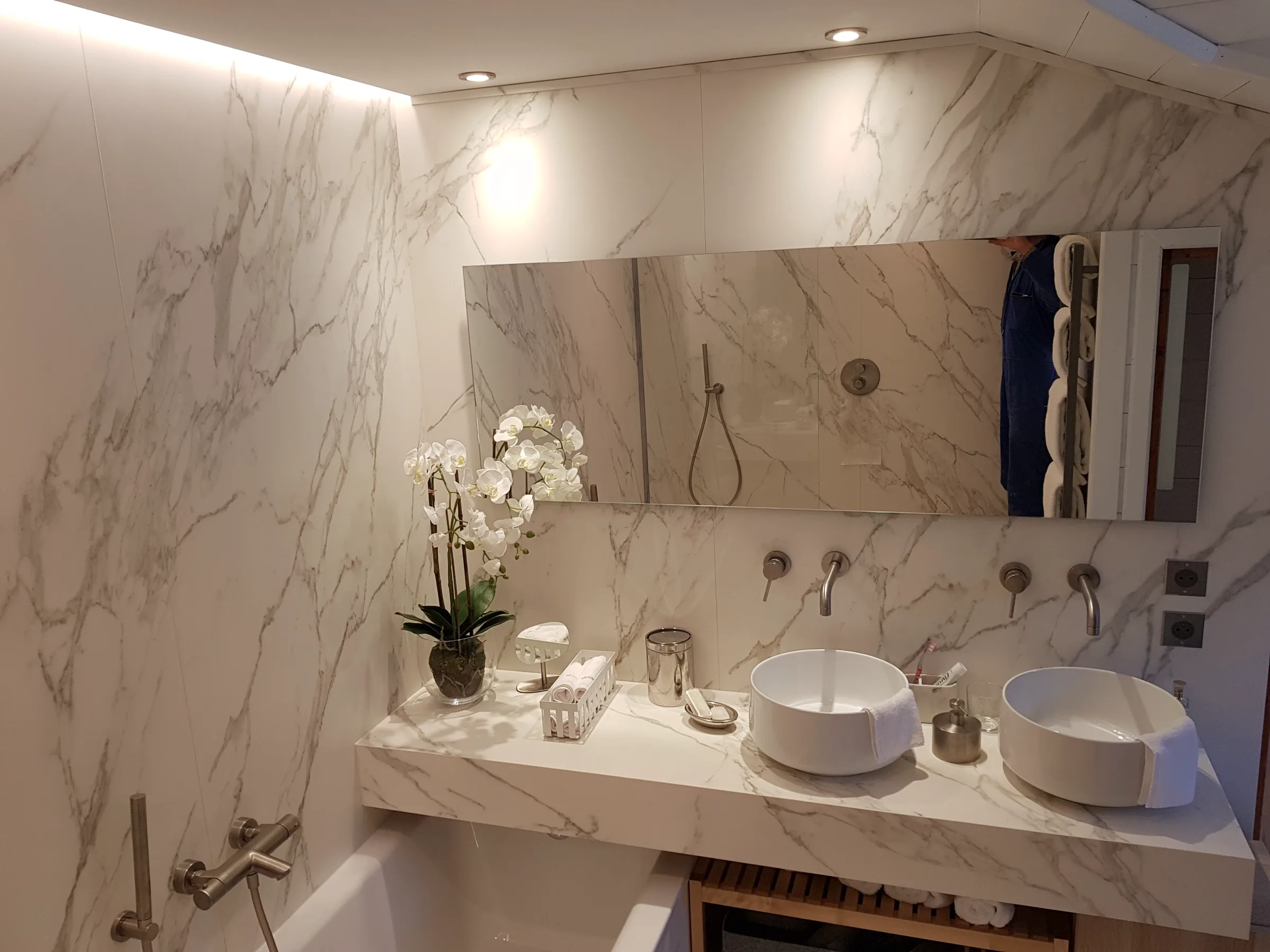 Salle de bain en marbre blanc avec double vasque
