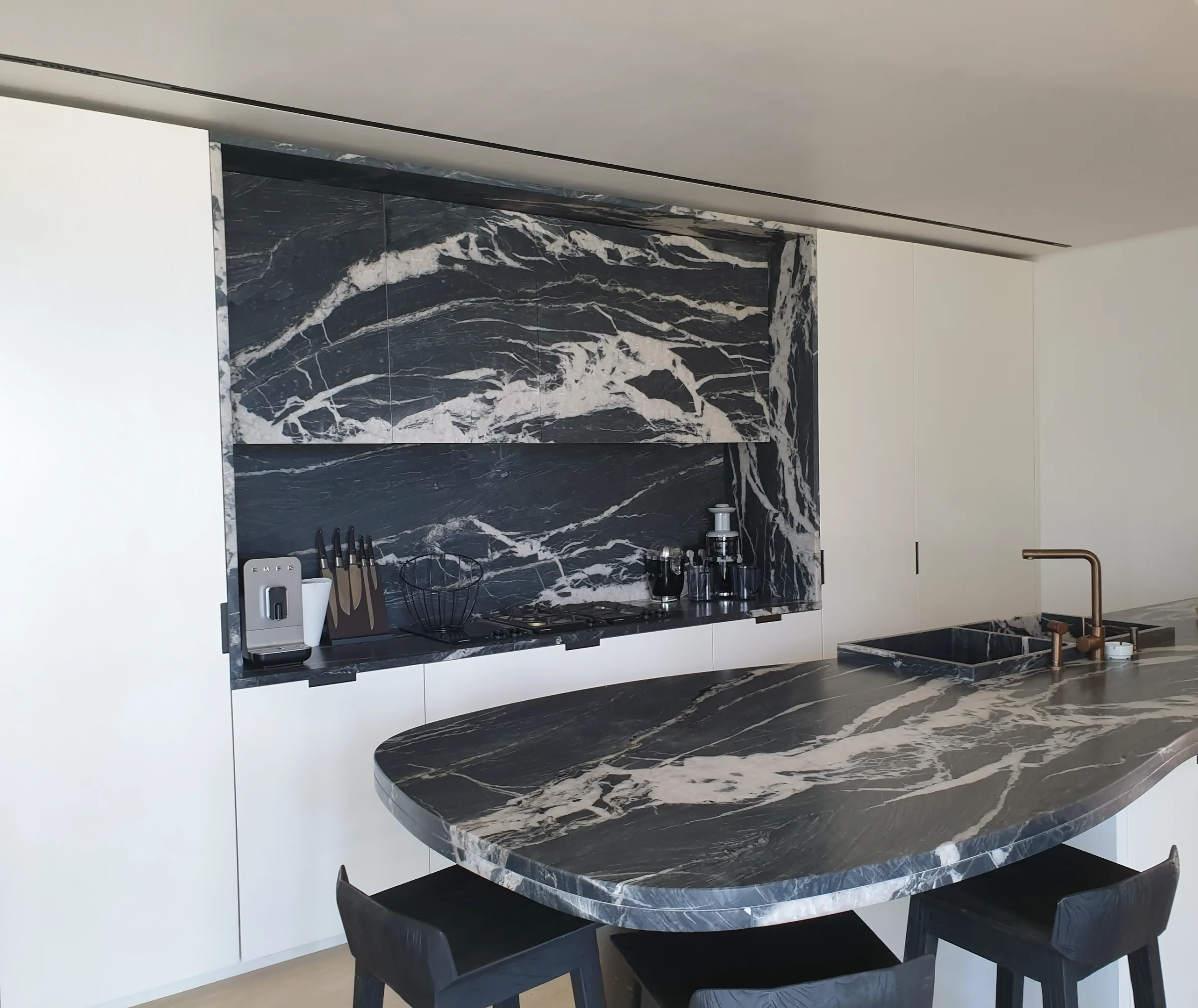 Table à manger en marbre noir dans un intérieur contemporain