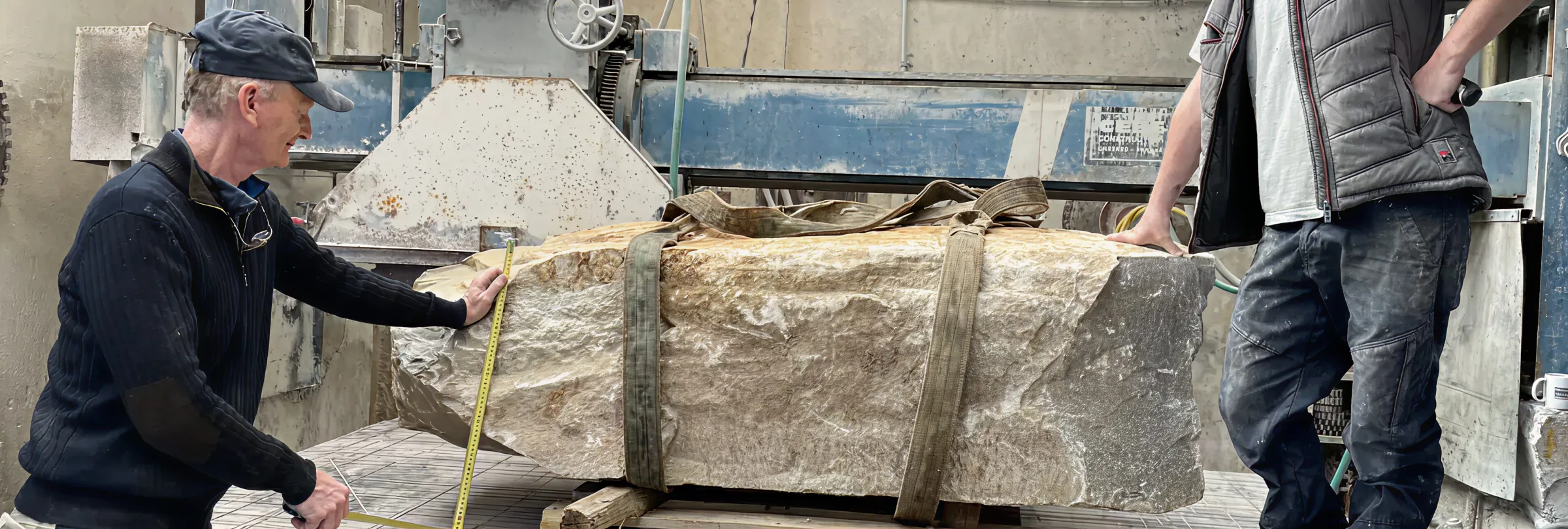 Atelier de marbrerie, manutention d'un bloc de pierre