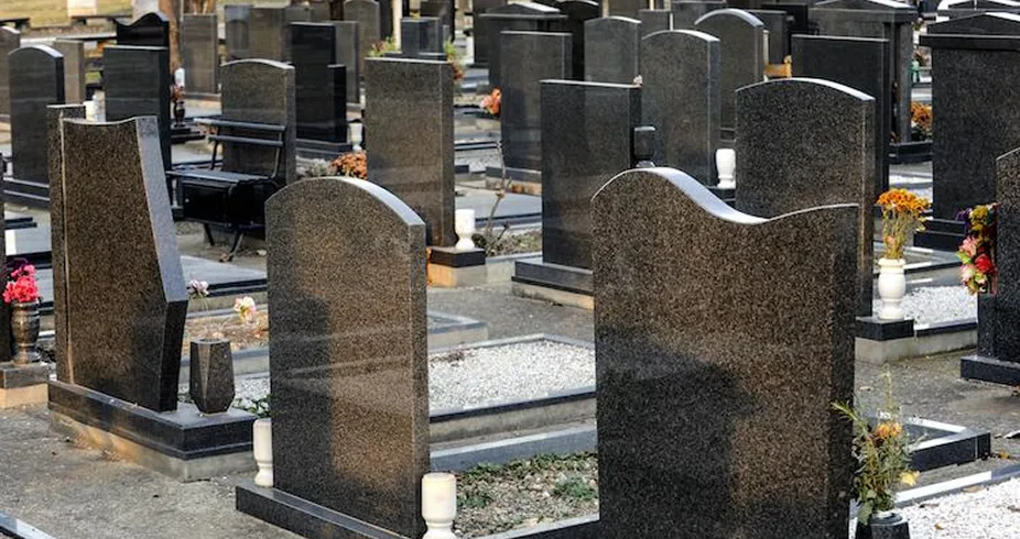 Allée de monuments funéraires en granit dans un cimetière français