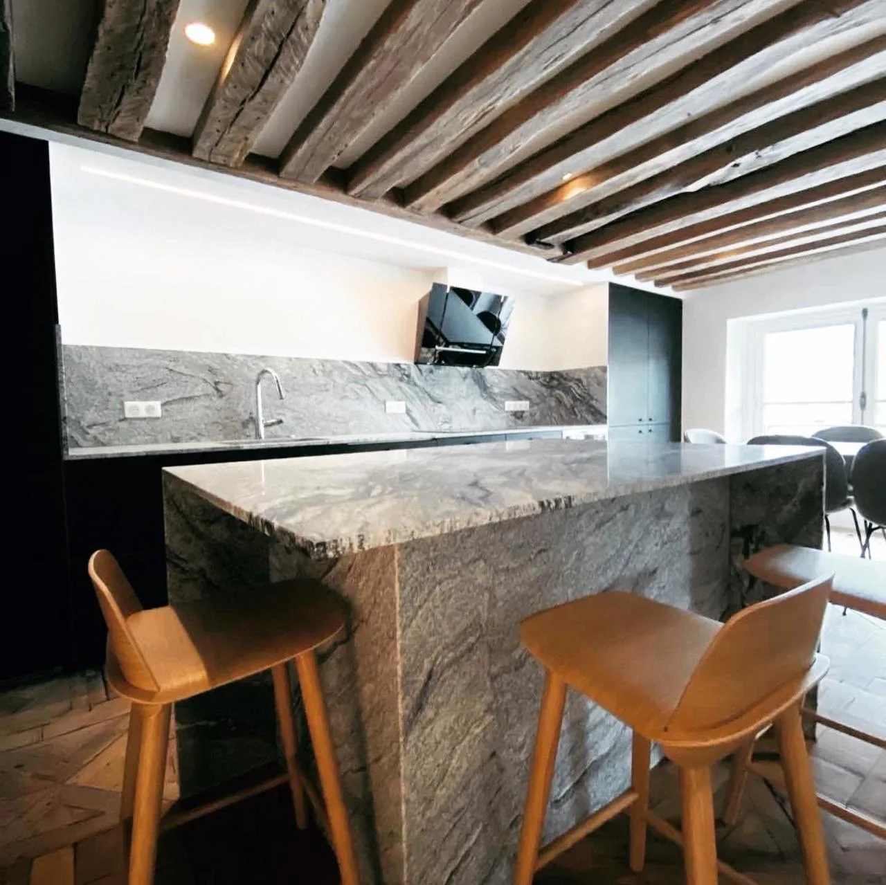 Plan de travail et crédence de cuisine, réalisation Atlas Stone à Paris 6e