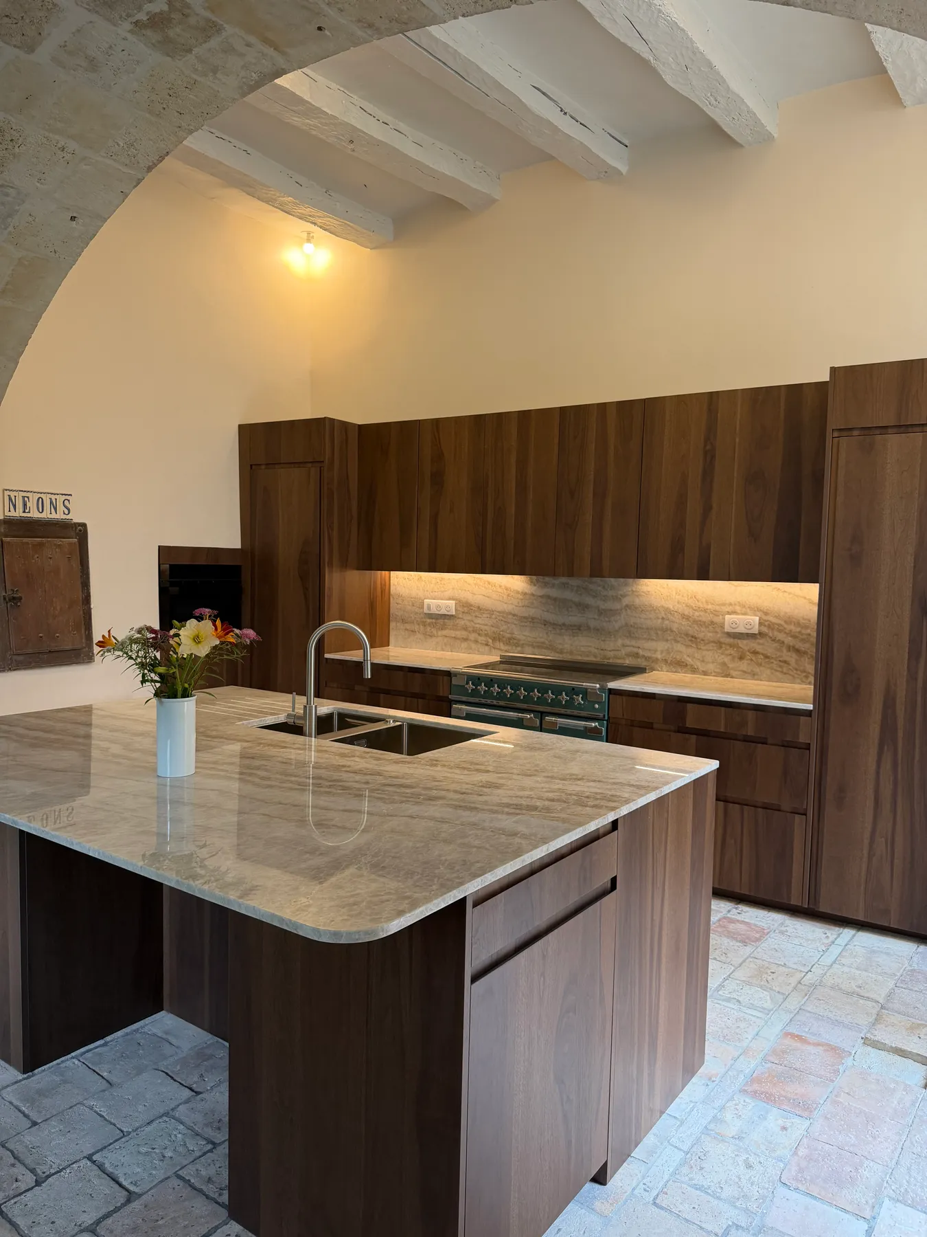 Îlot de cuisine et crédence, réalisation Atlas Stone à Paris 6e