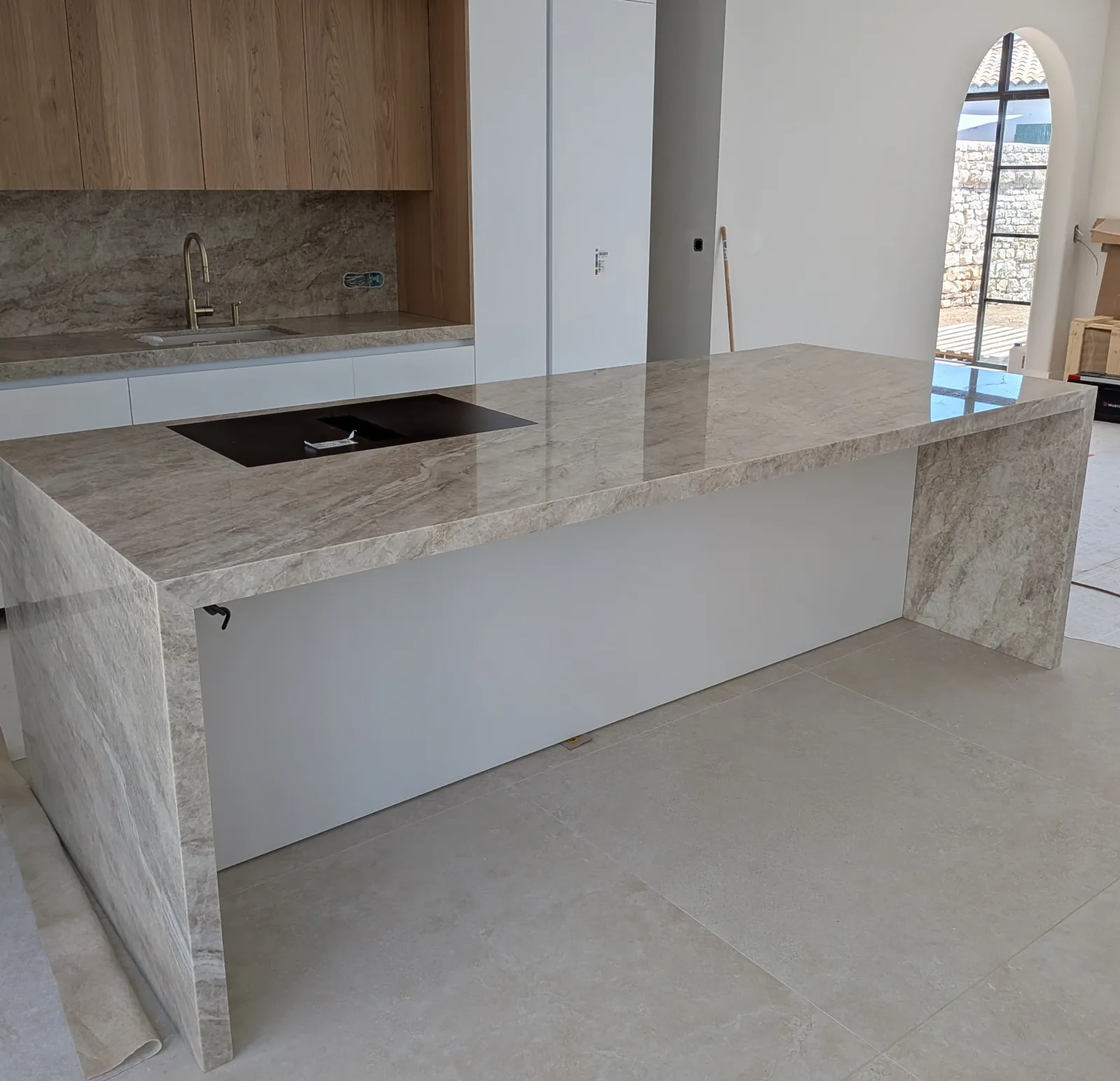 Îlot de cuisine et plan avec crédence en pierre beige, réalisation Bâcle Pierre & Granit, Île de Ré