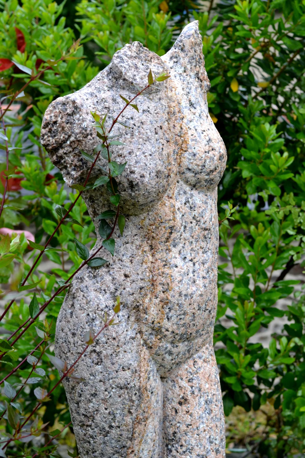 Buste féminin sculpté dans le granit par un marbrier façonnier