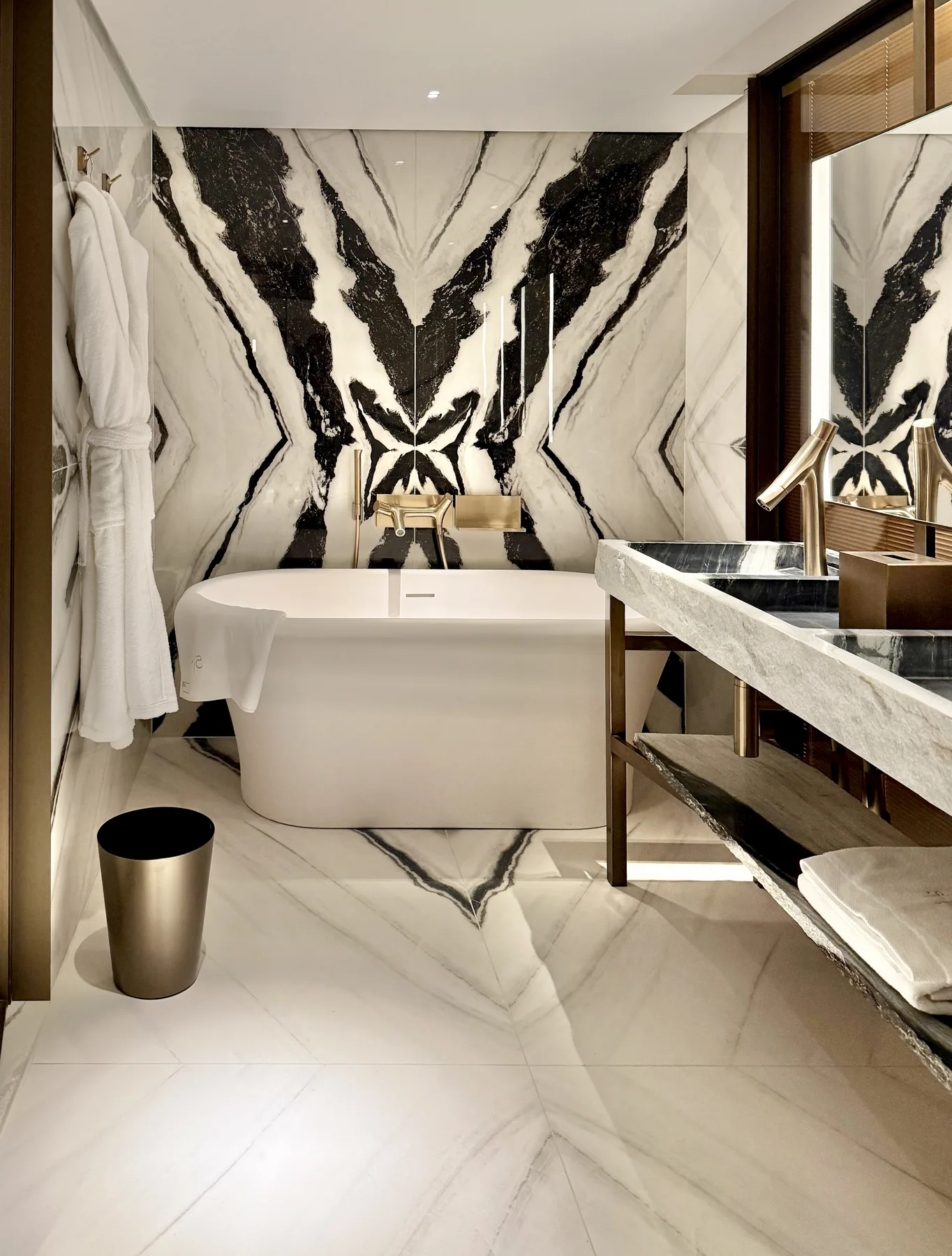Salle de bain en marbre veiné bookmatché
